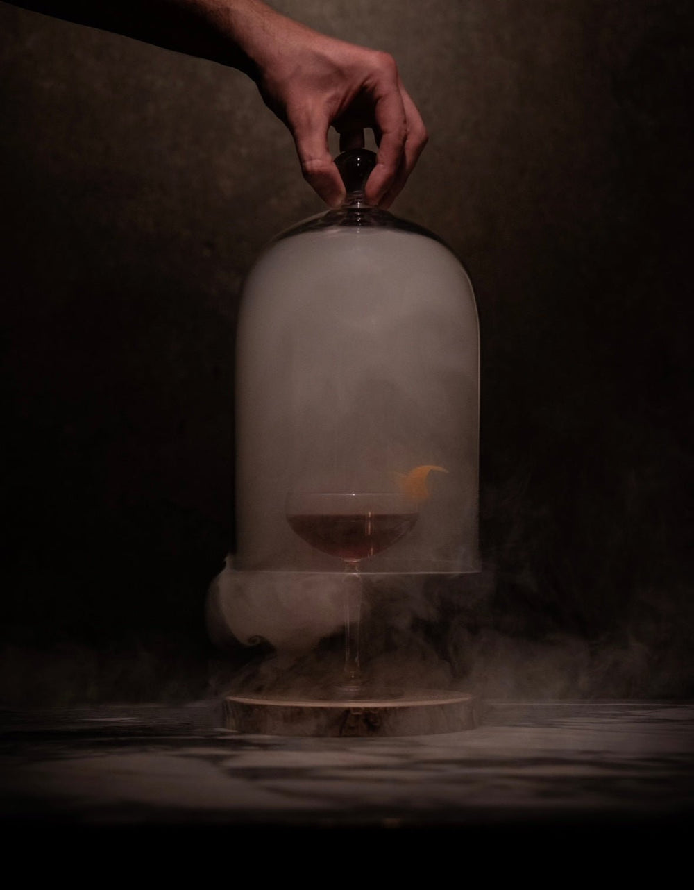 EMH Grande cloche dôme de présentation en verre transparent circulaire faite à la main avec base en bois noir 36 x 25 cm